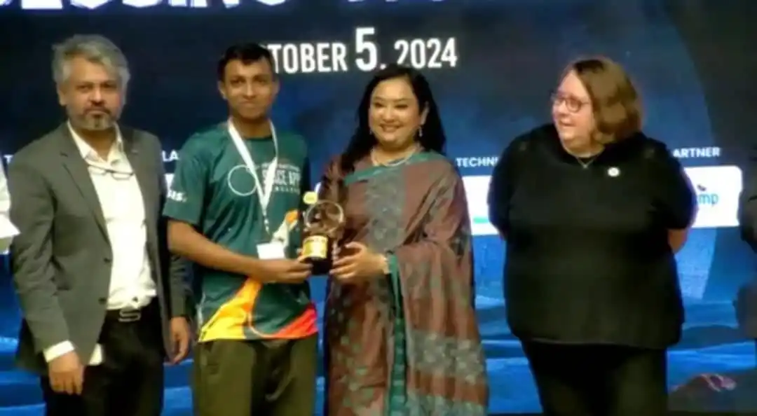 Softsasi team receiving an award at the NASA Space Apps Challenge 2024